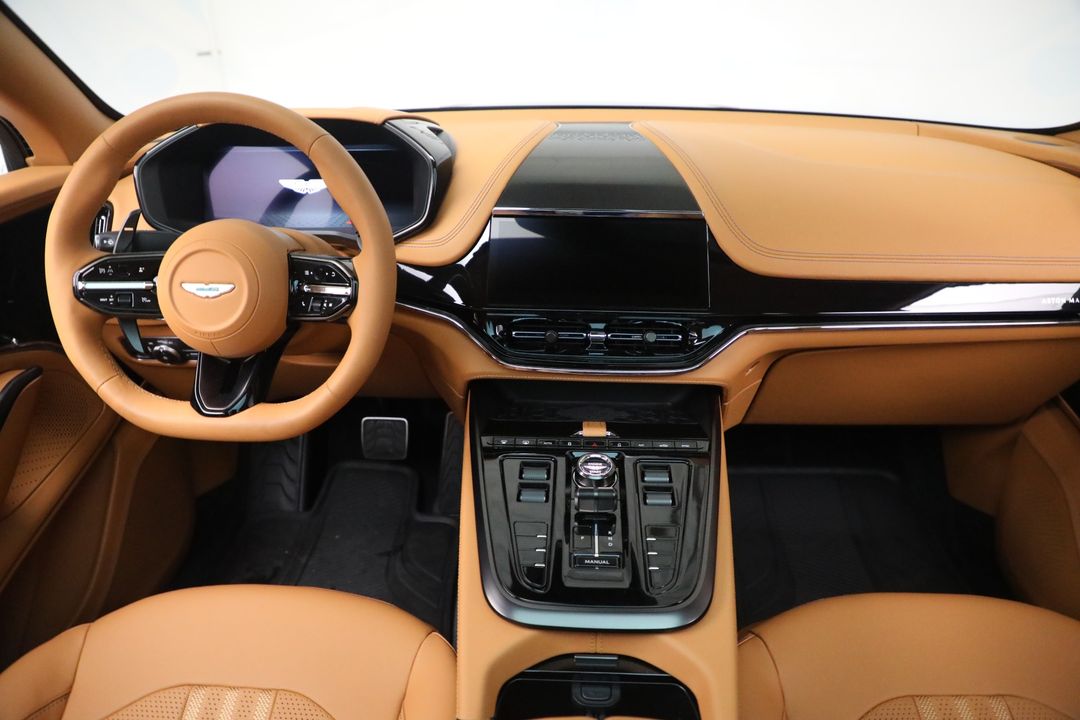 2025 Aston Martin DBX