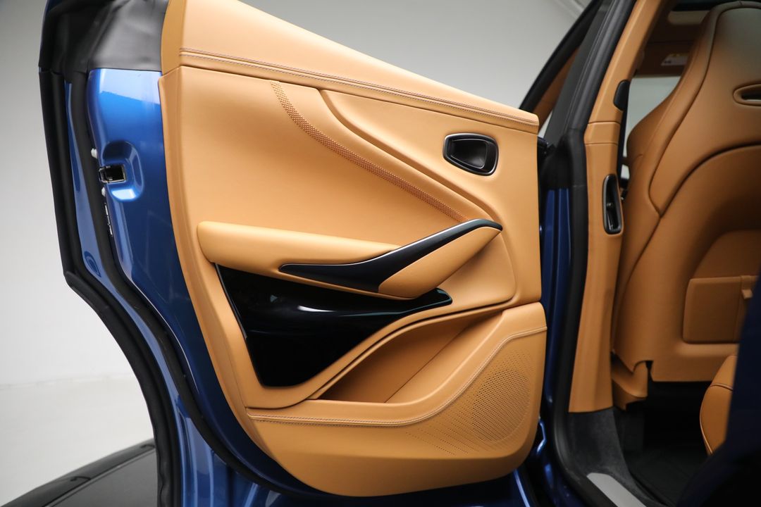 2025 Aston Martin DBX