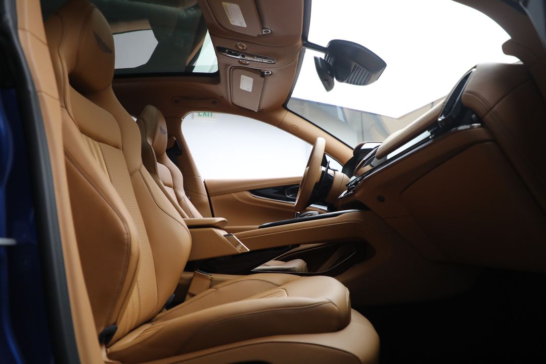 2025 Aston Martin DBX