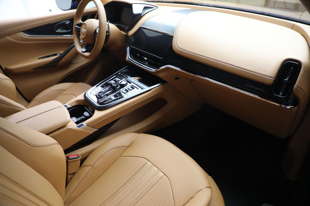 2025 Aston Martin DBX