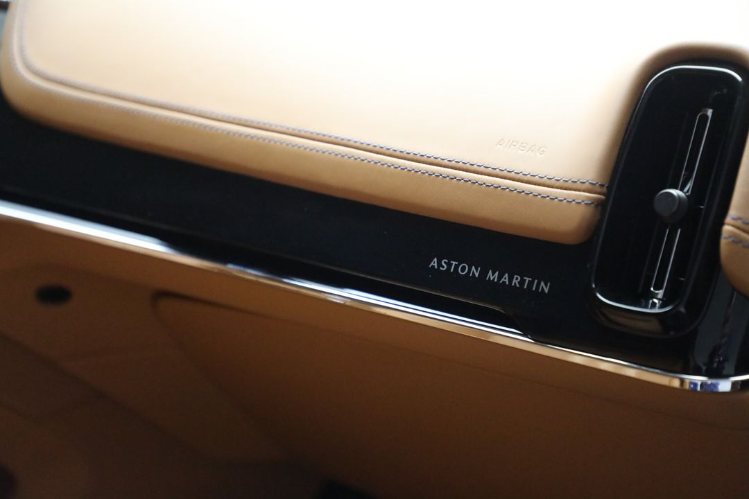 2025 Aston Martin DBX