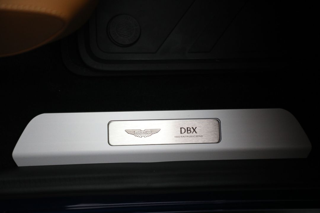 2025 Aston Martin DBX
