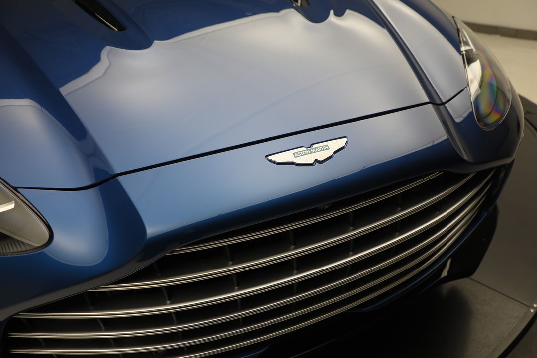 2025 Aston Martin DBX