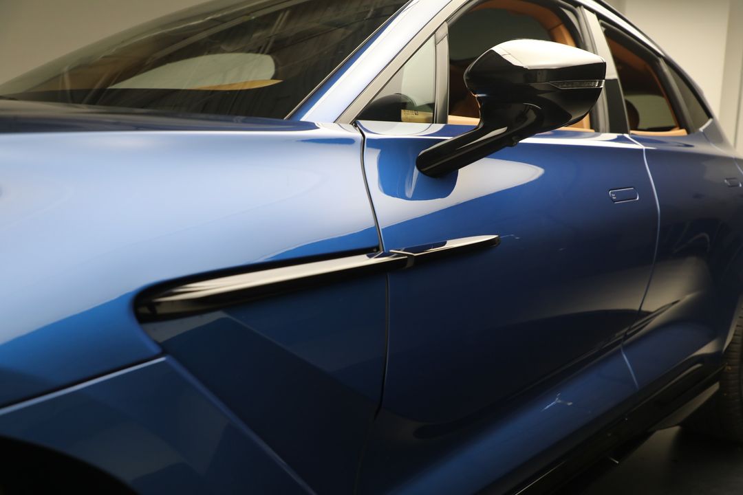 2025 Aston Martin DBX