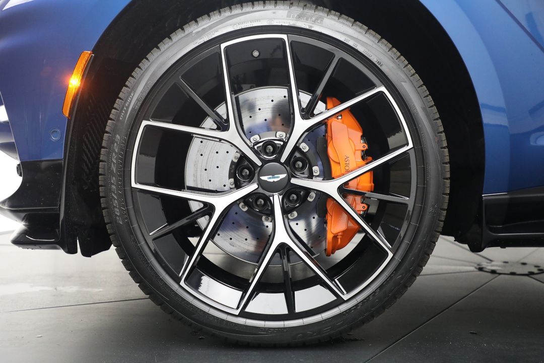 2025 Aston Martin DBX
