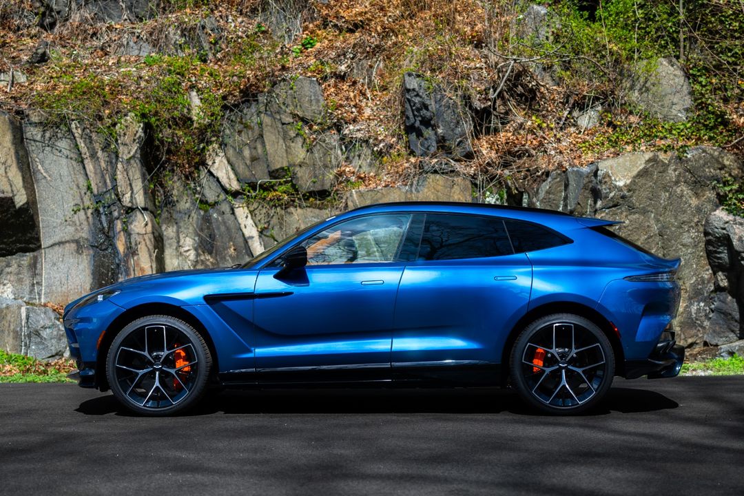 2025 Aston Martin DBX