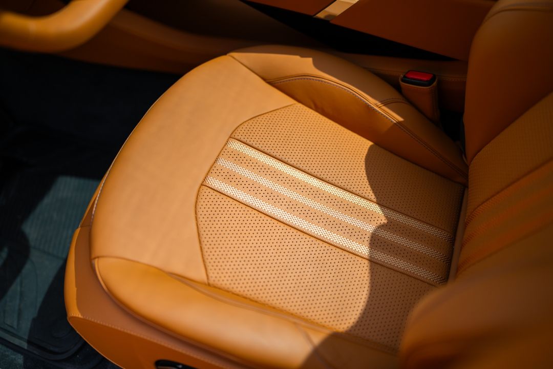 2025 Aston Martin DBX