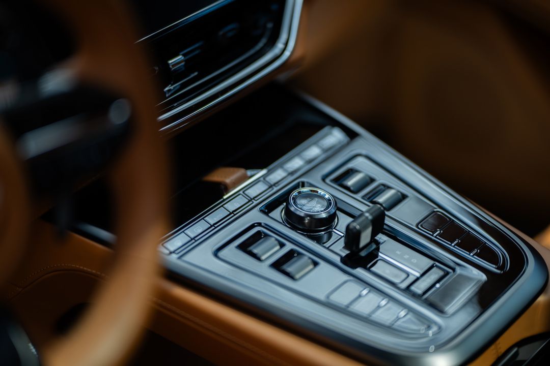 2025 Aston Martin DBX