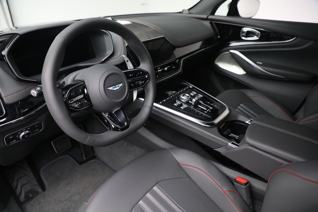 2025 Aston Martin DBX