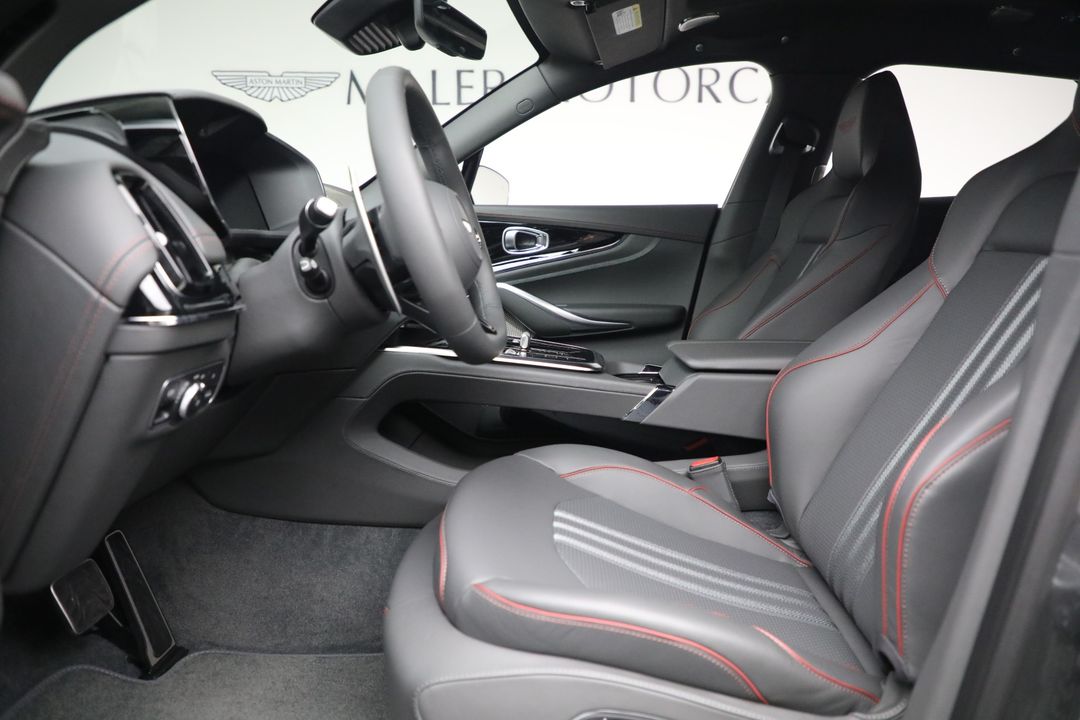 2025 Aston Martin DBX