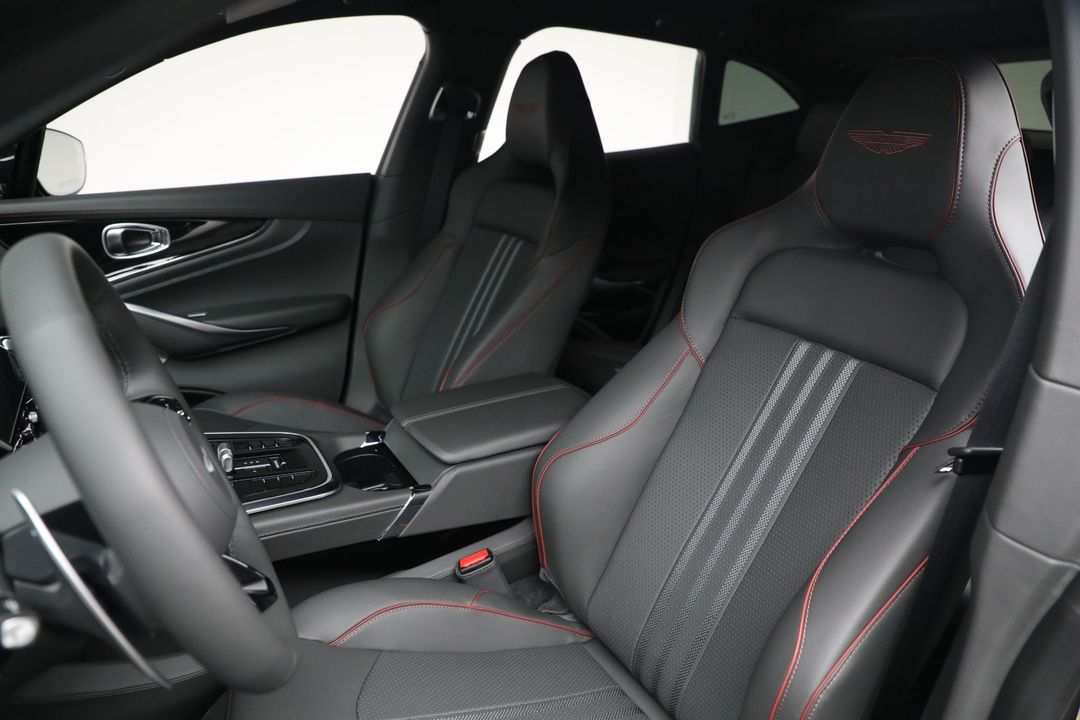 2025 Aston Martin DBX