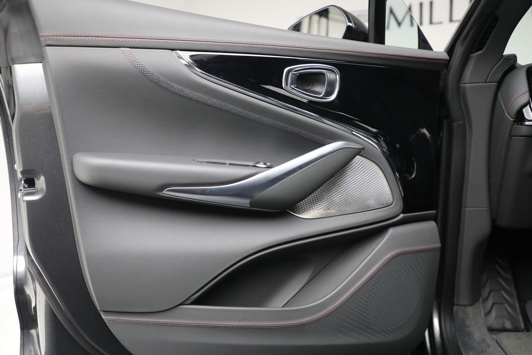2025 Aston Martin DBX