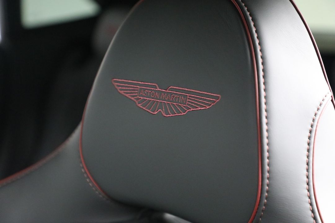2025 Aston Martin DBX