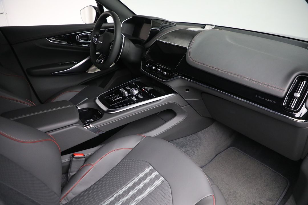 2025 Aston Martin DBX
