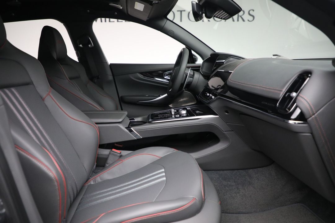 2025 Aston Martin DBX
