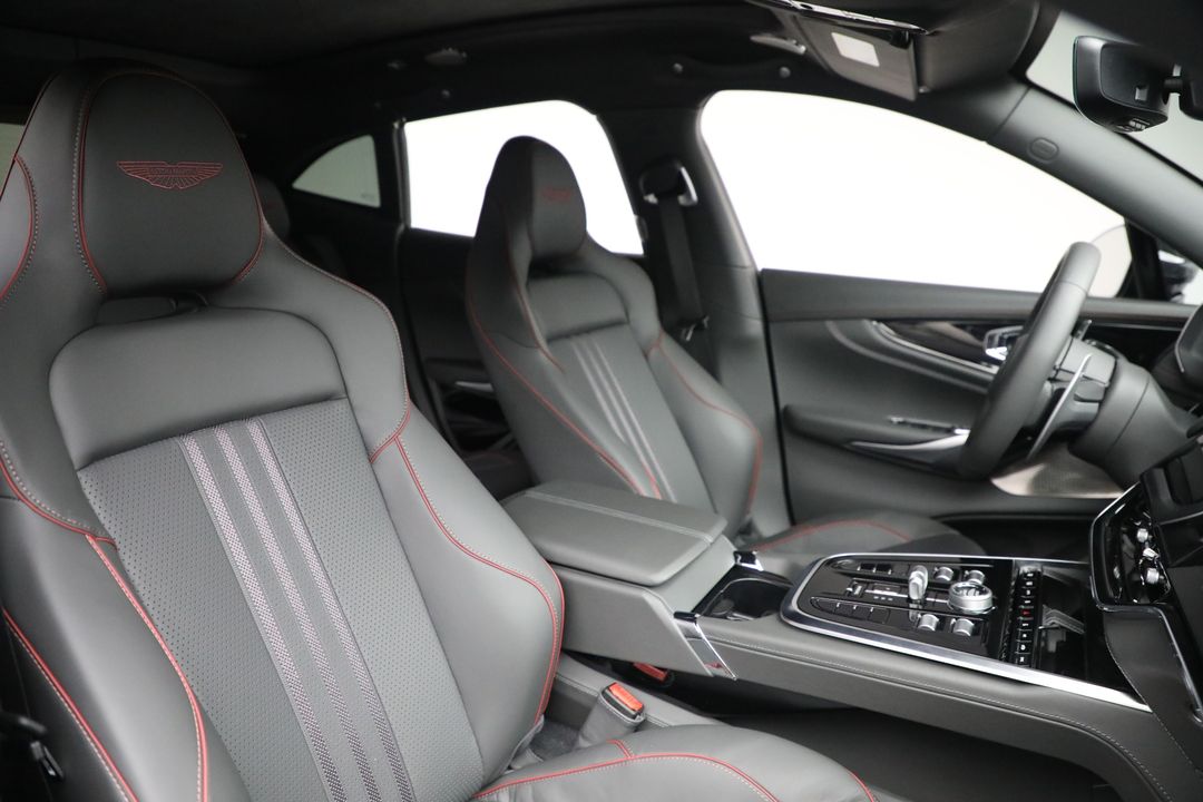 2025 Aston Martin DBX