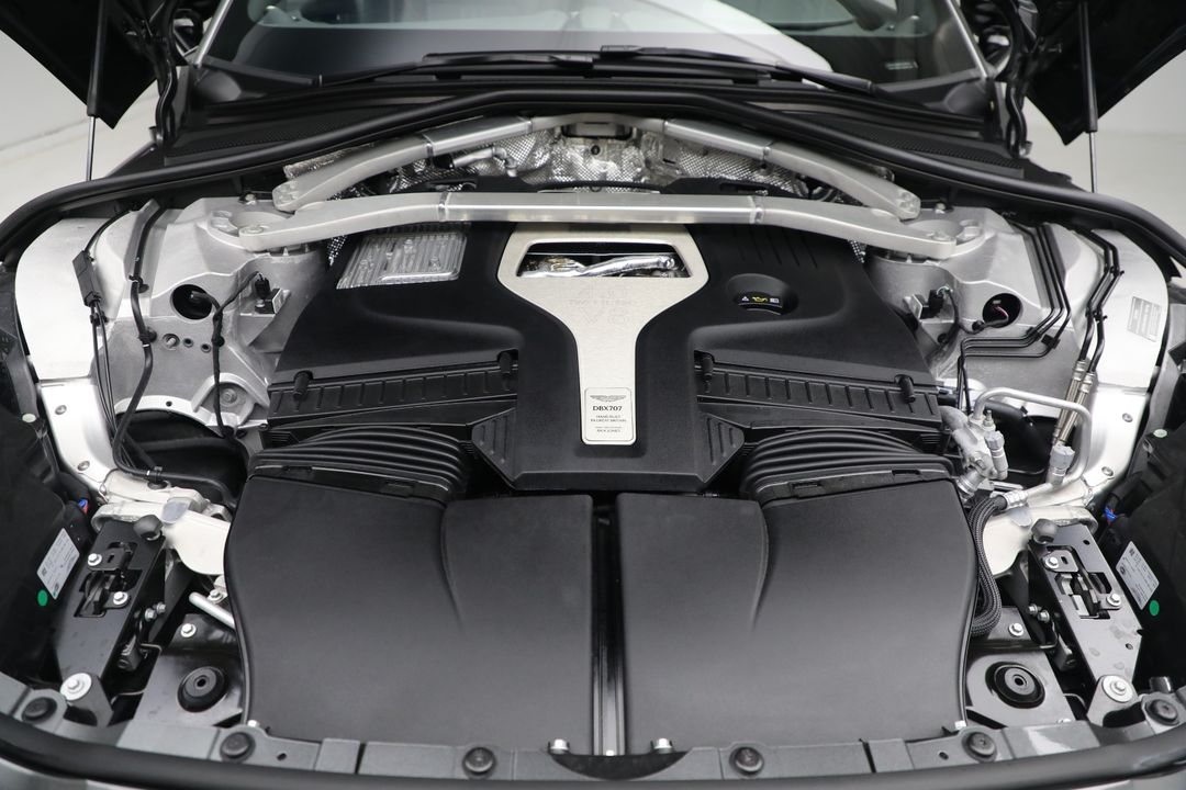 2025 Aston Martin DBX