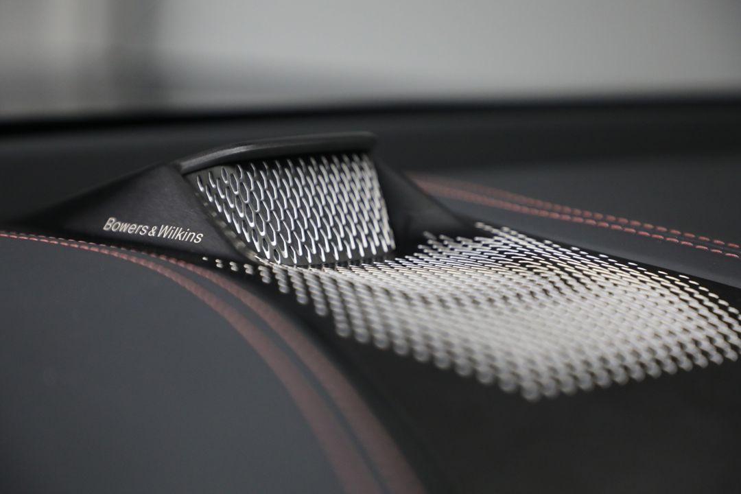 2025 Aston Martin DBX