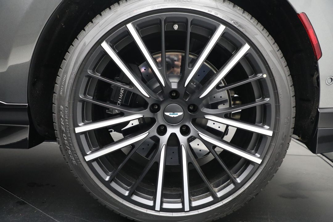 2025 Aston Martin DBX