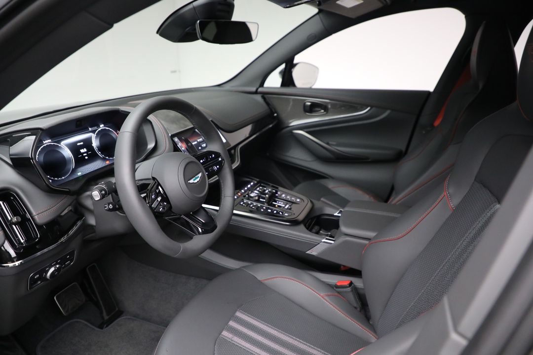 2025 Aston Martin DBX
