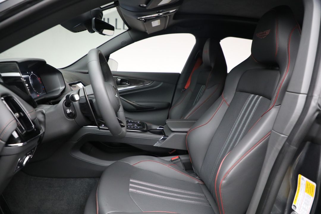 2025 Aston Martin DBX