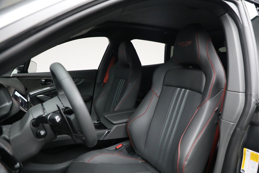 2025 Aston Martin DBX