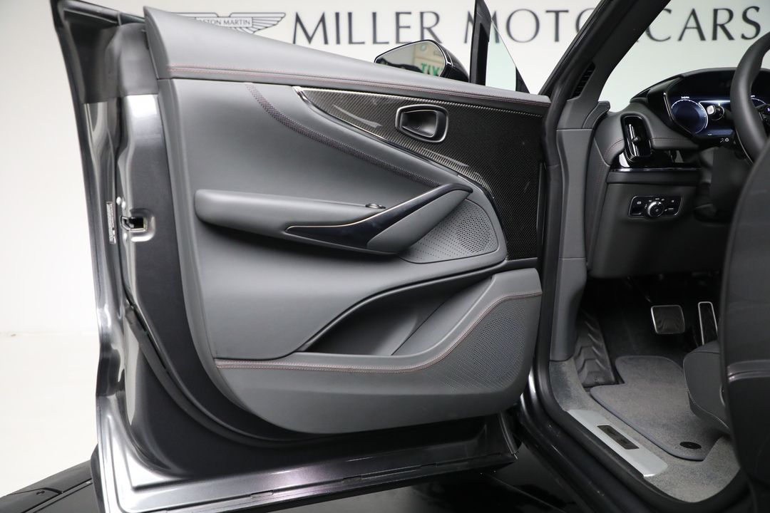 2025 Aston Martin DBX