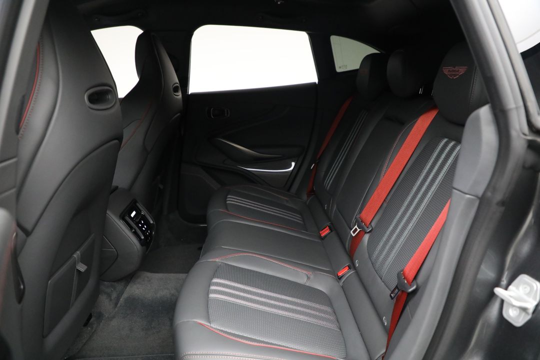 2025 Aston Martin DBX
