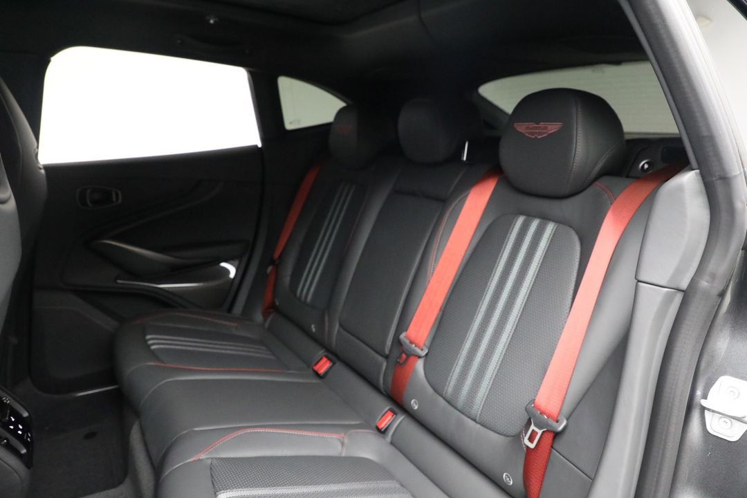 2025 Aston Martin DBX