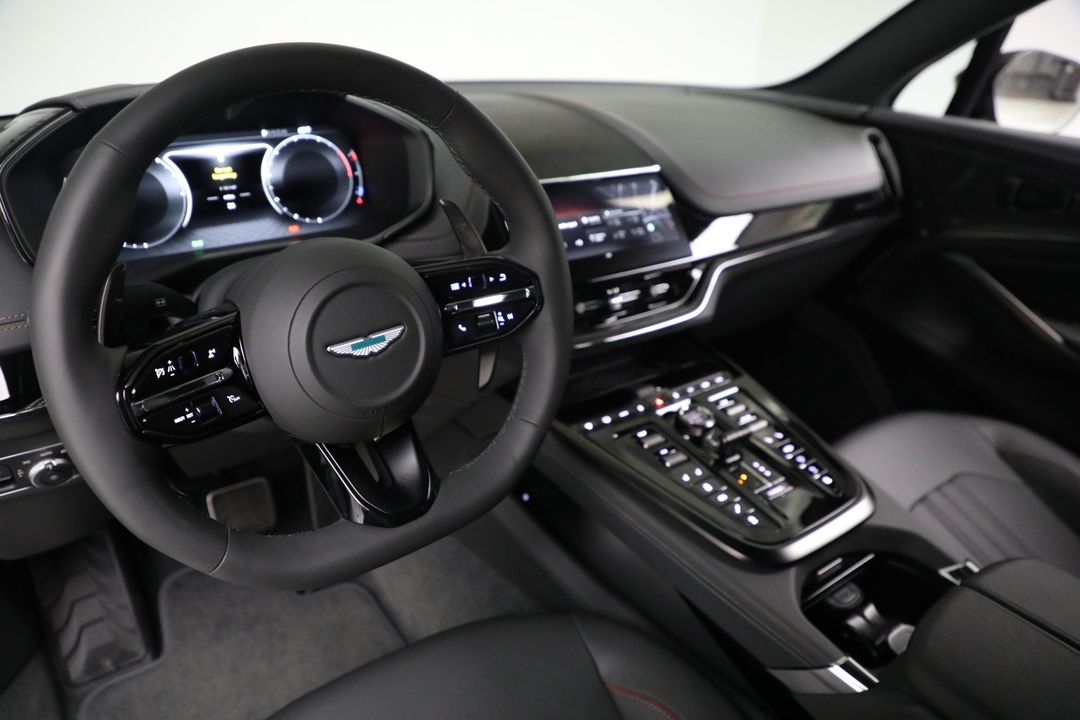 2025 Aston Martin DBX