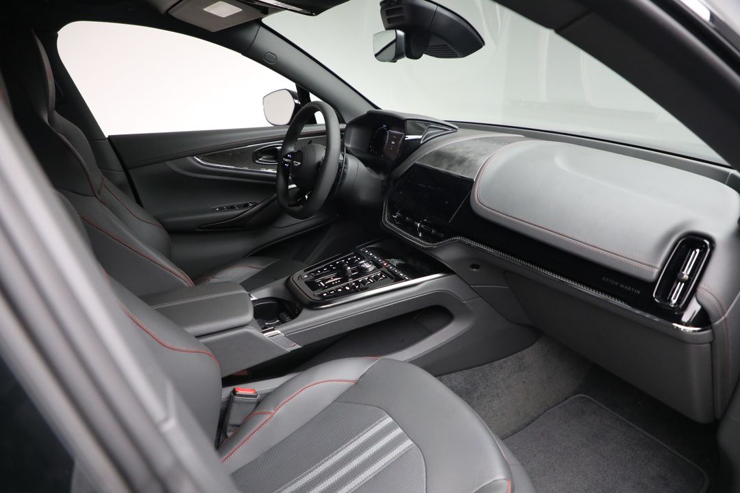 2025 Aston Martin DBX