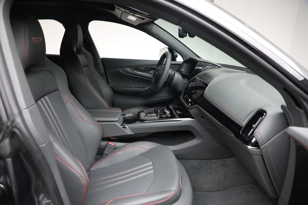 2025 Aston Martin DBX