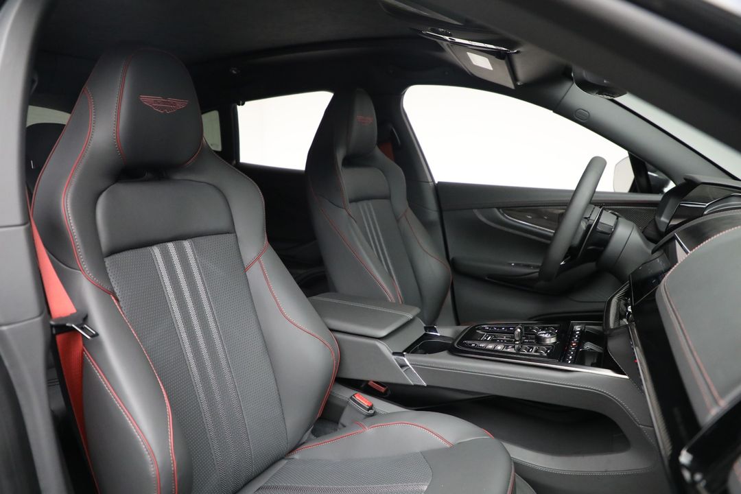 2025 Aston Martin DBX