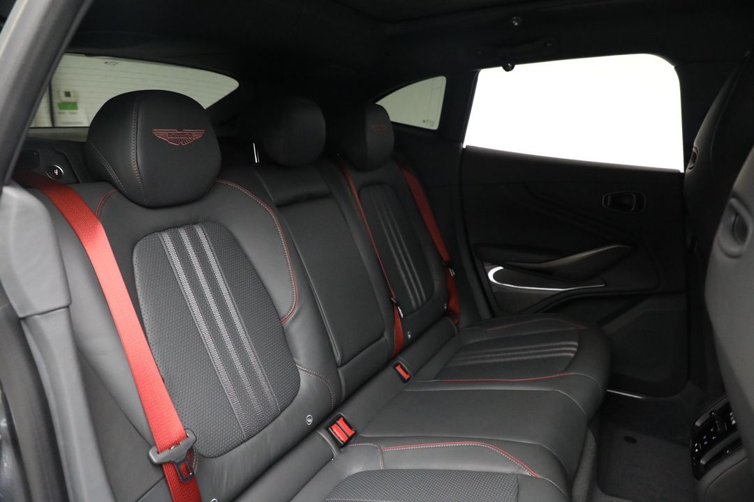 2025 Aston Martin DBX