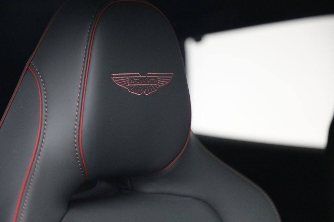 2025 Aston Martin DBX