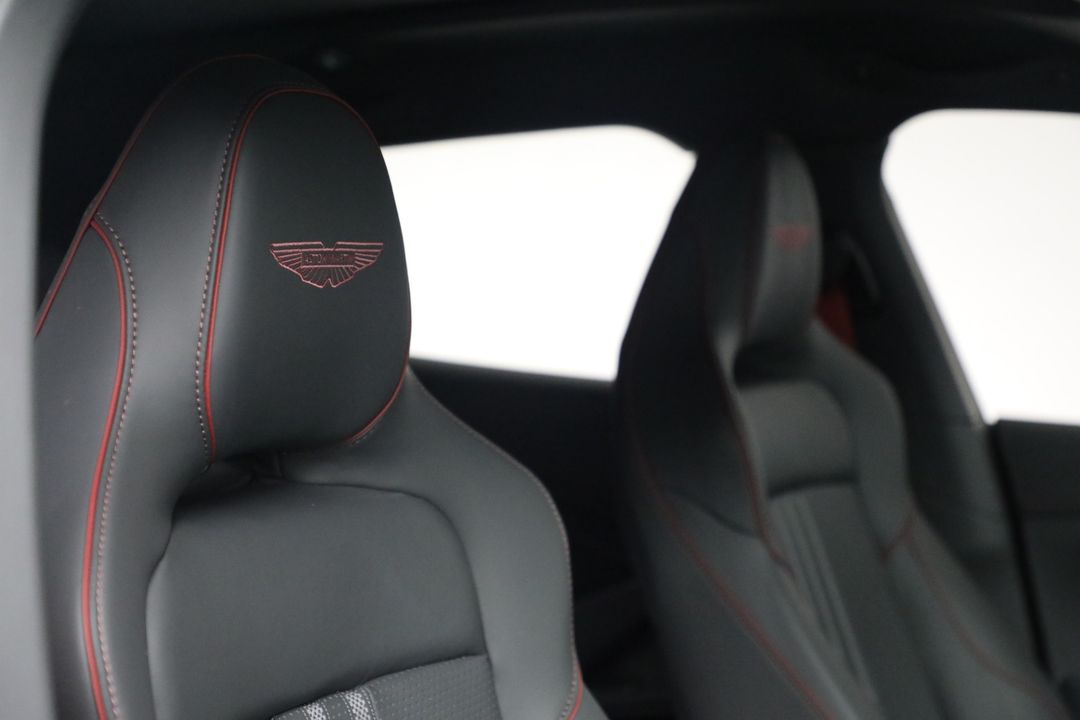 2025 Aston Martin DBX