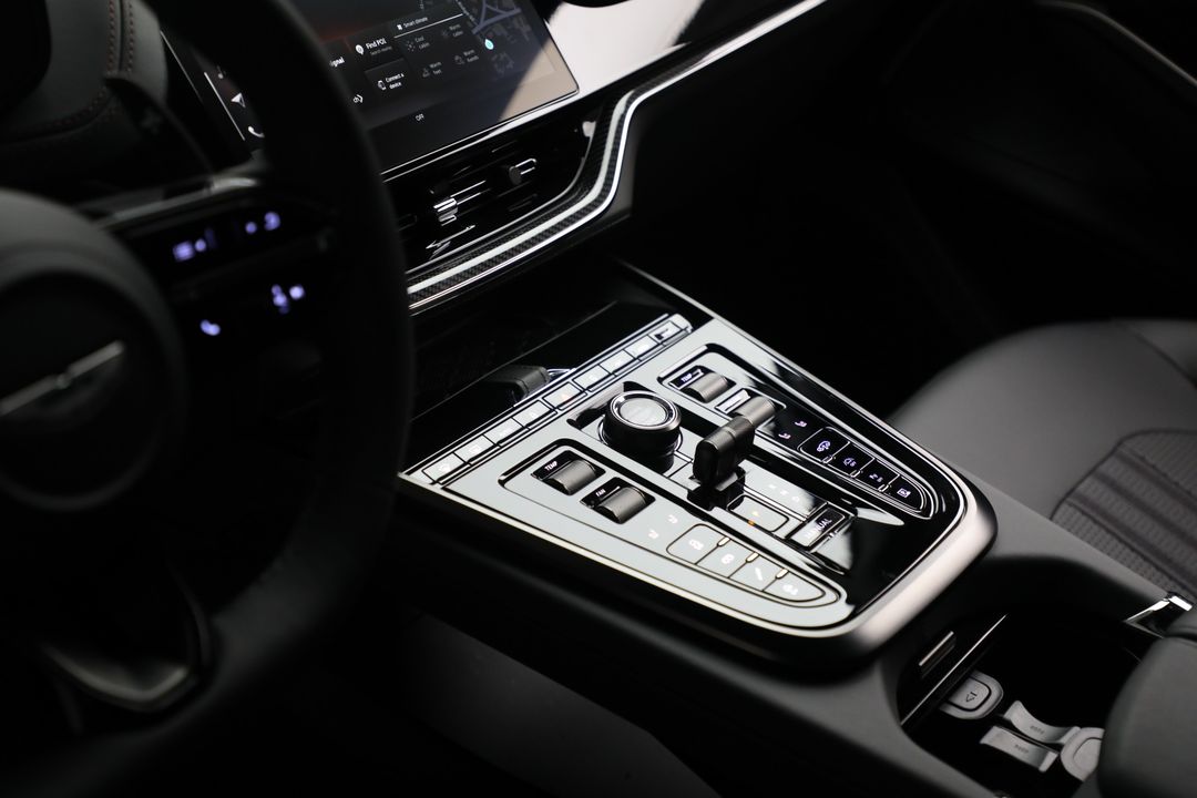 2025 Aston Martin DBX