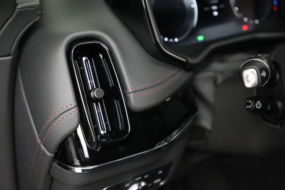 2025 Aston Martin DBX