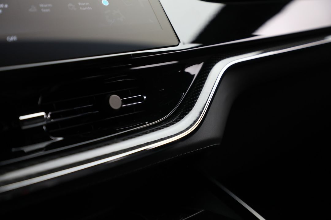 2025 Aston Martin DBX