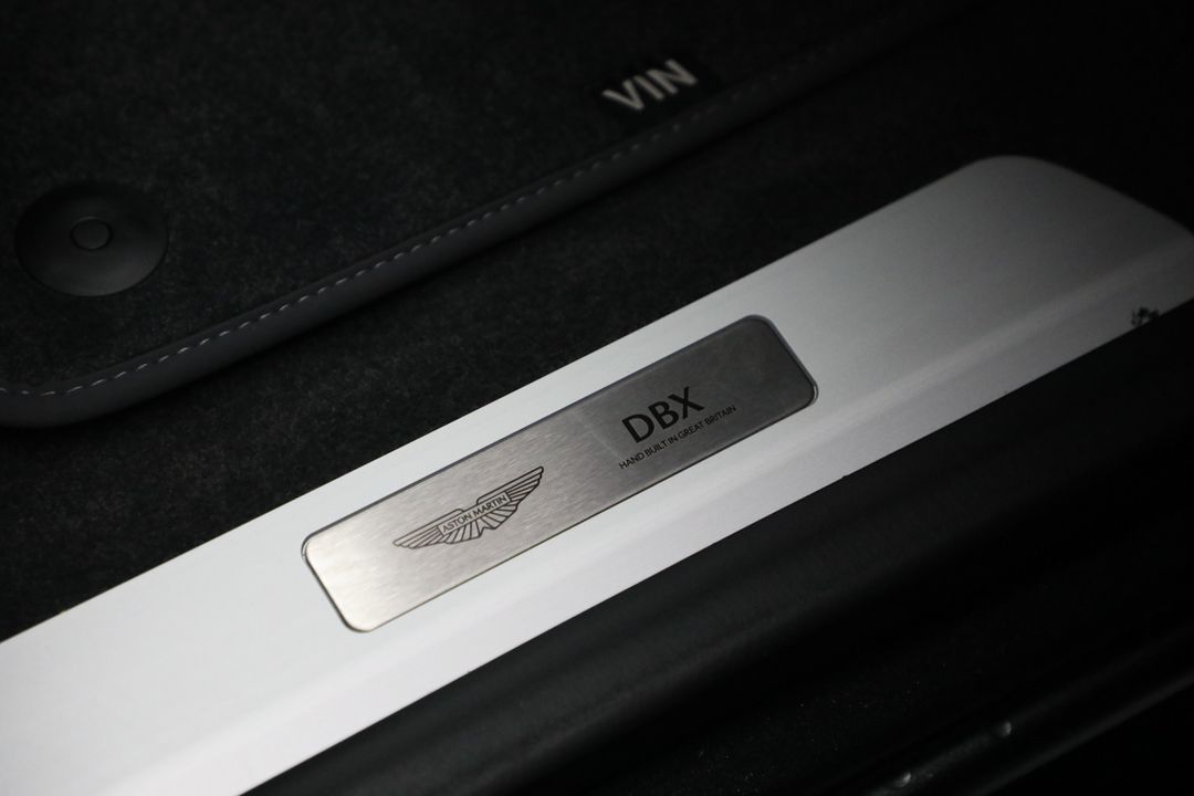 2025 Aston Martin DBX