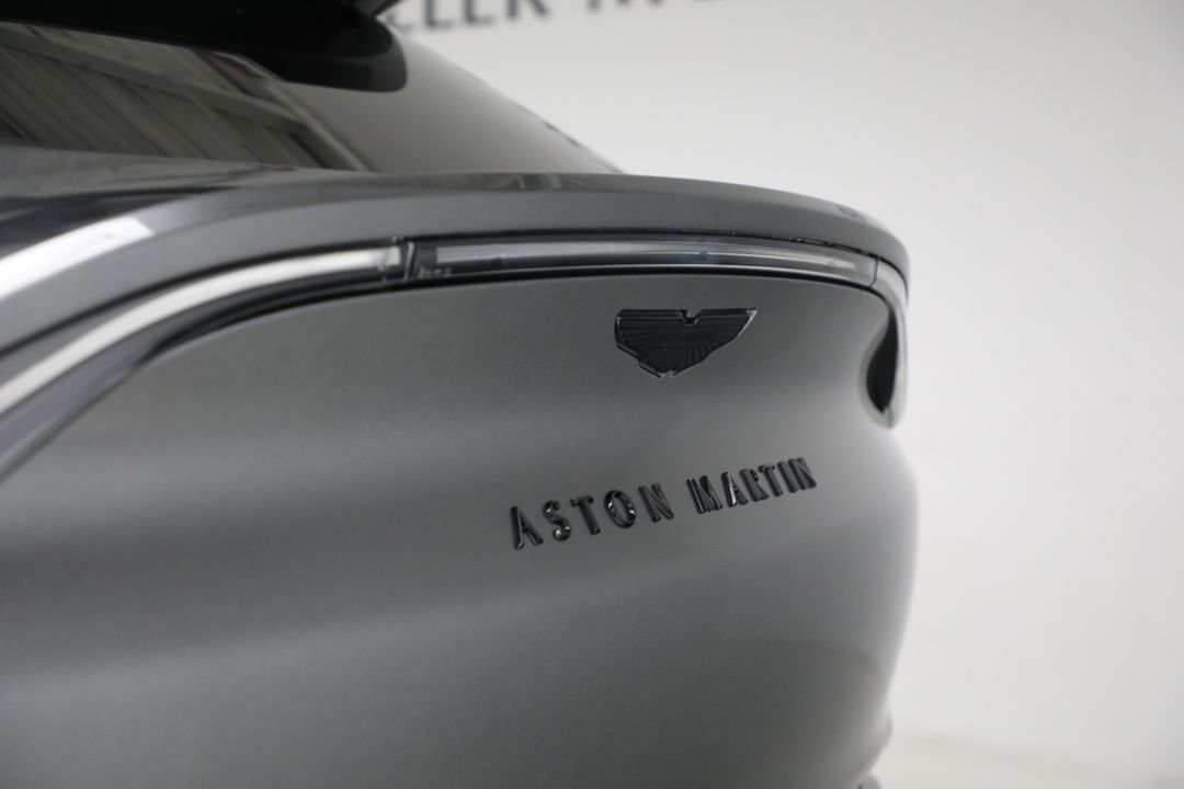 2025 Aston Martin DBX