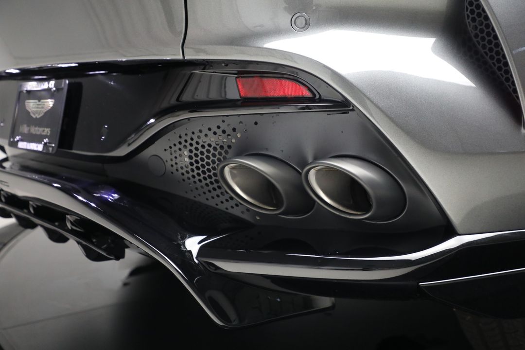 2025 Aston Martin DBX
