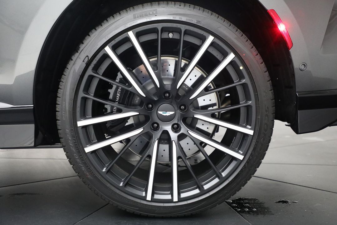 2025 Aston Martin DBX