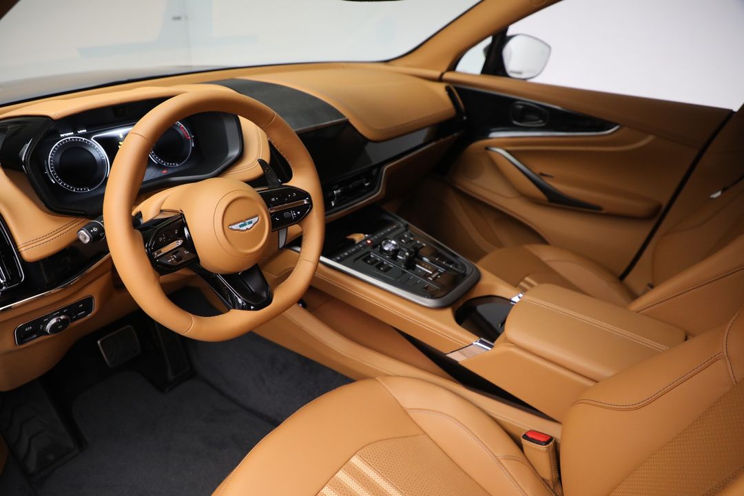 2025 Aston Martin DBX