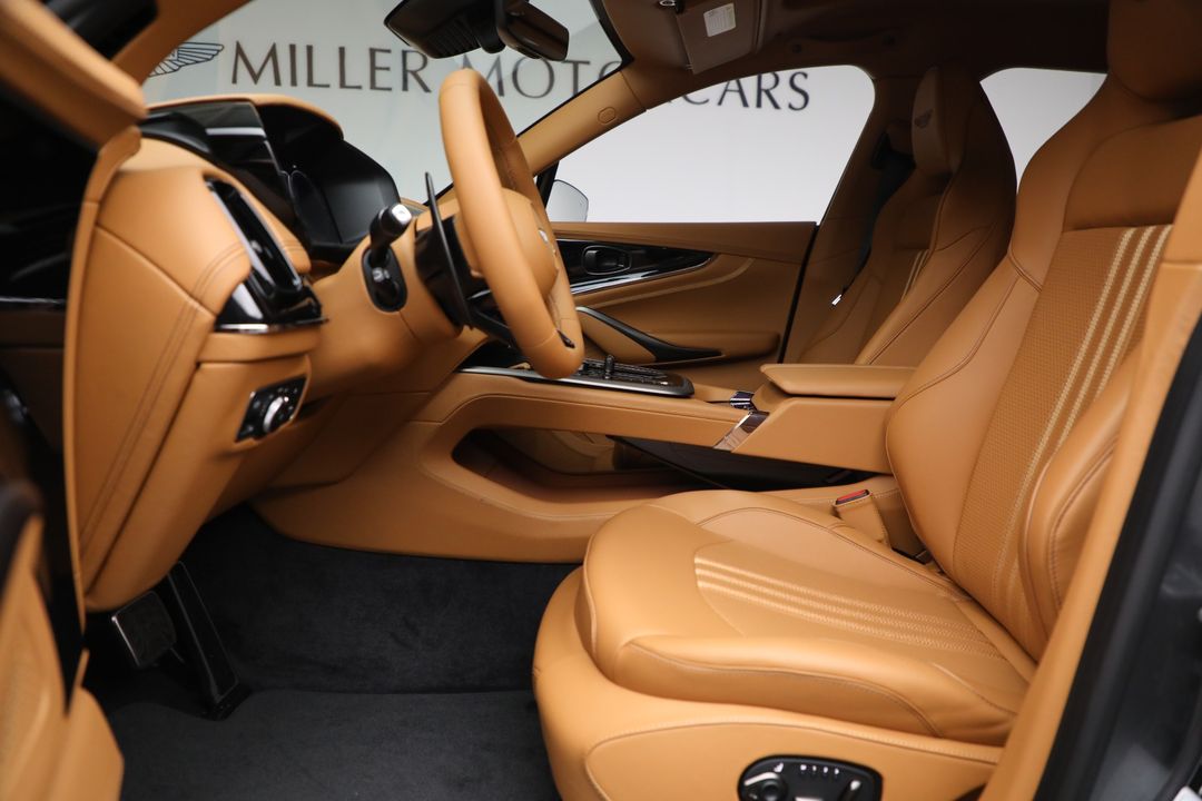 2025 Aston Martin DBX