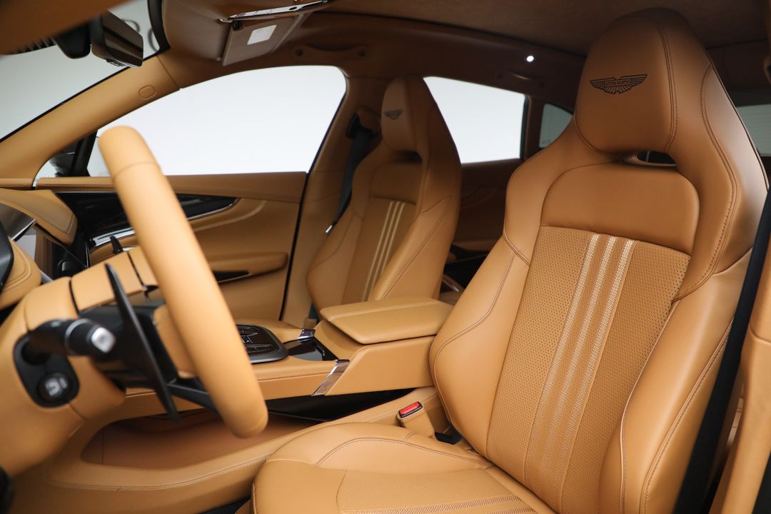 2025 Aston Martin DBX