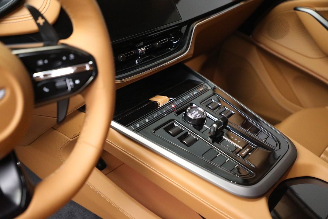 2025 Aston Martin DBX