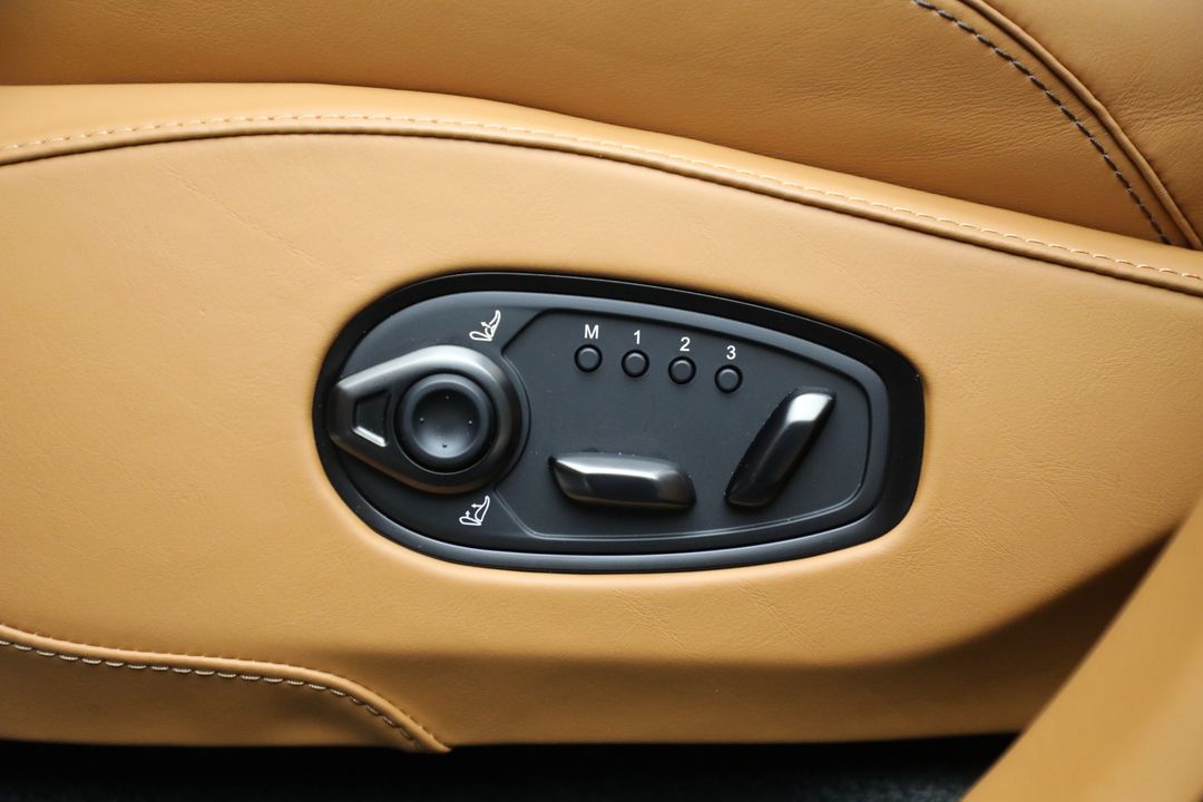 2025 Aston Martin DBX