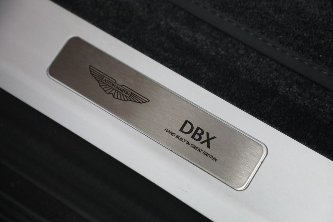 2025 Aston Martin DBX