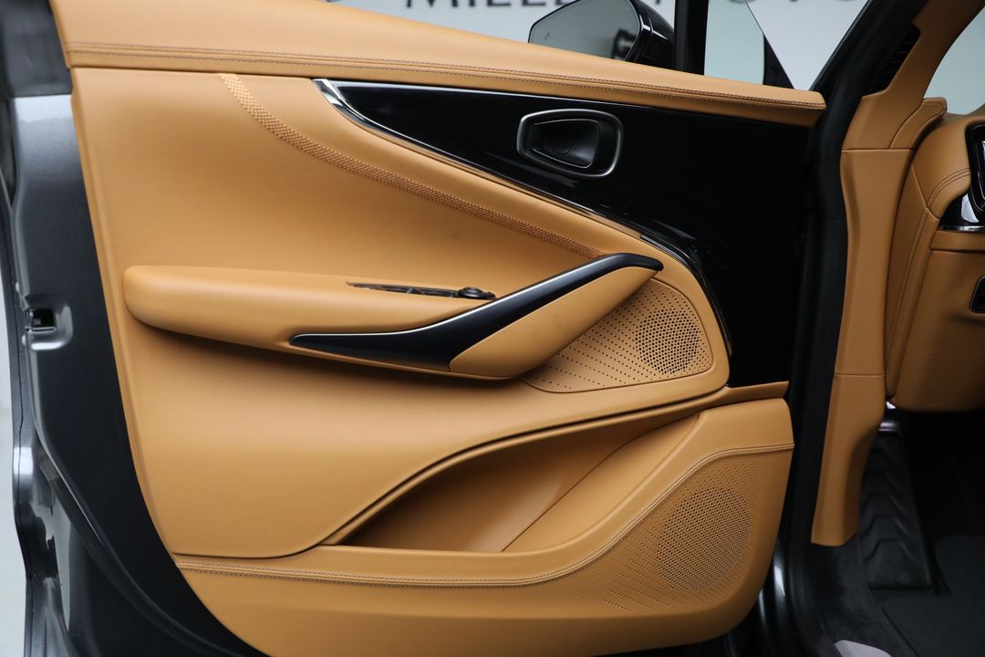 2025 Aston Martin DBX
